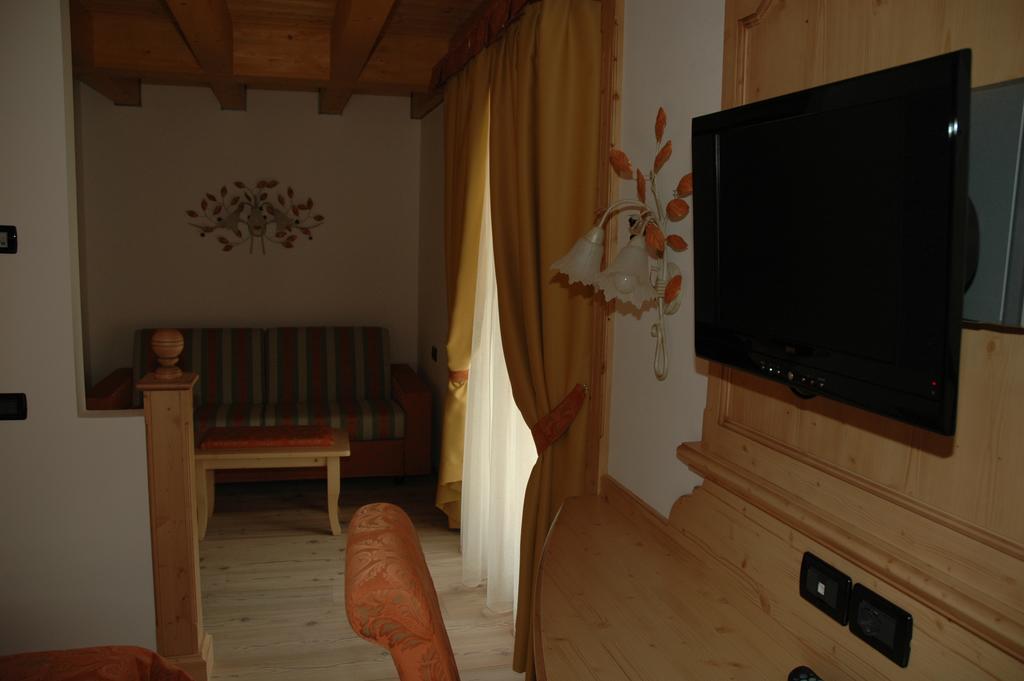 Residence Garni Il Giglio Commezzadura Room photo