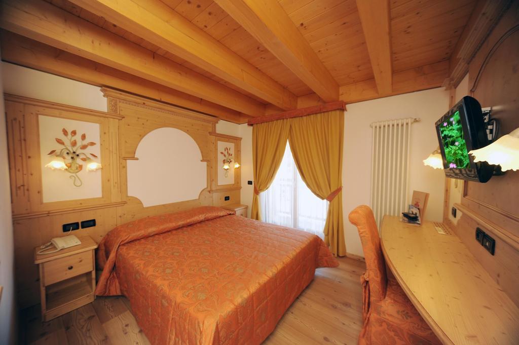 Residence Garni Il Giglio Commezzadura Exterior photo